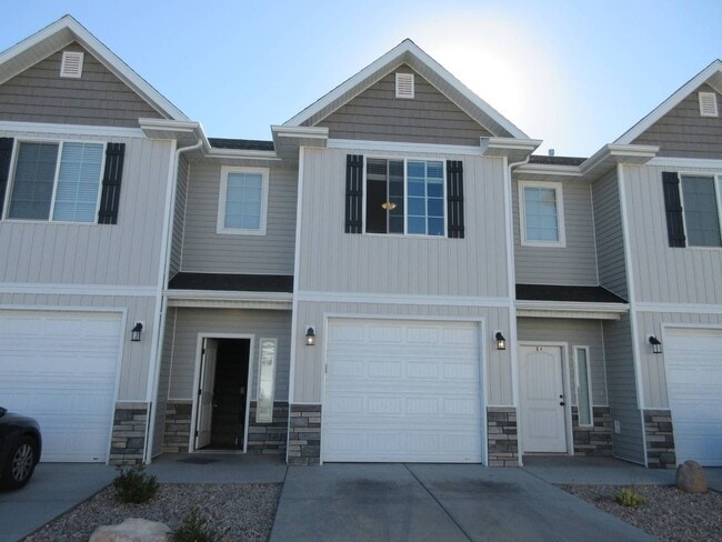 3 bed - 2.5 bath - Newer town home living ... - 3 bed - 2.5 bath - Newer town home living ...