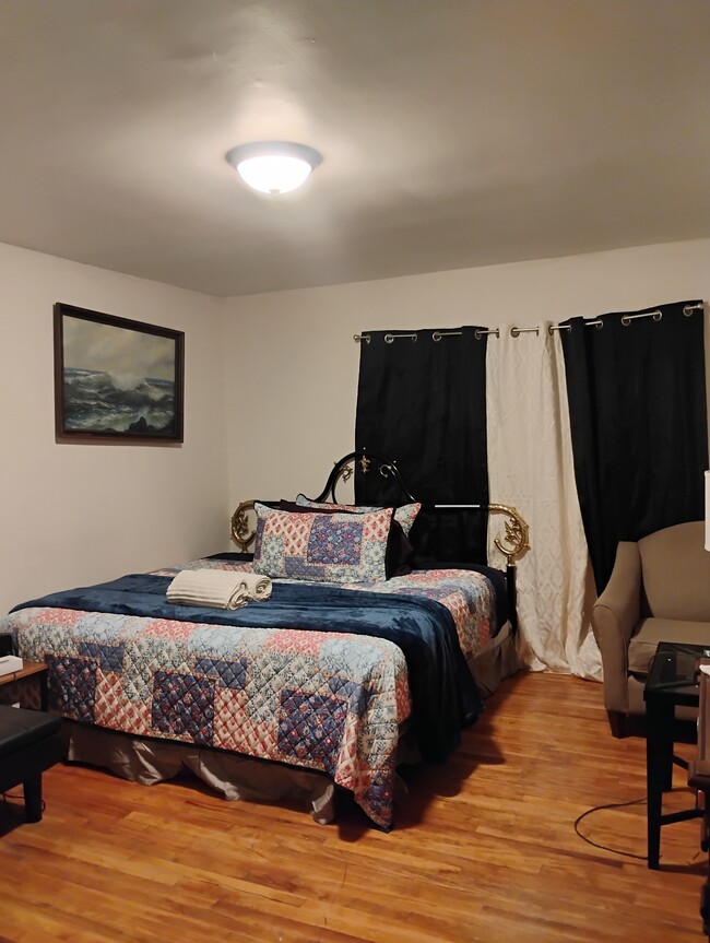 Photo - 569 W Broadway