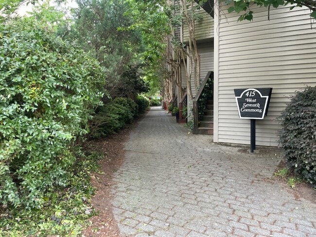 Photo - 415 W 7th St