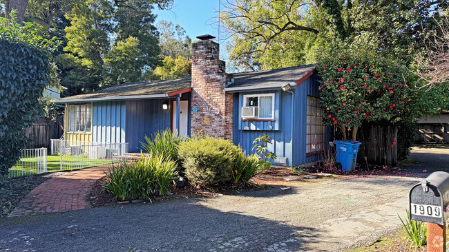 Building Photo - 1909 Cooley Ave Rental