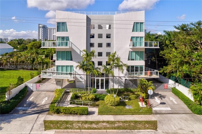 Building Photo - 1650 Brickell Ave Unit 106