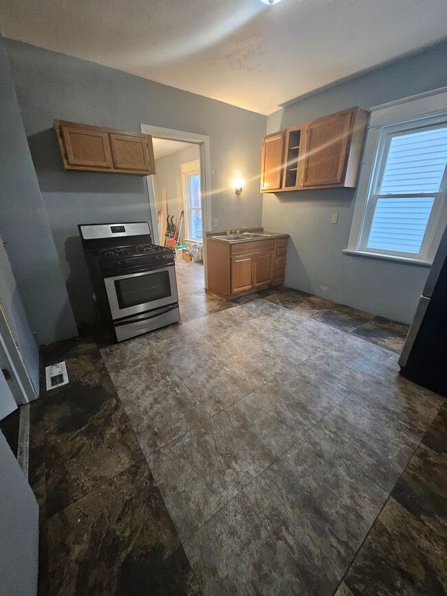 Building Photo - 1123 E 24th St Unit 1123 E 24th St #1