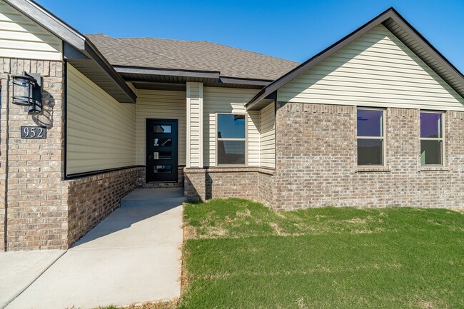Photo - LIKE NEW 3-bedroom 2 bath Home in Prairie Grove!! FENCED YARD INCLUDED!