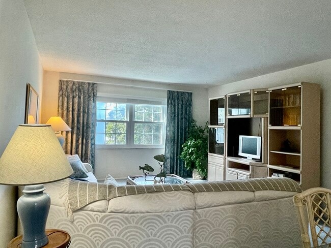 Building Photo - 701 Poinsettia Rd Unit 326