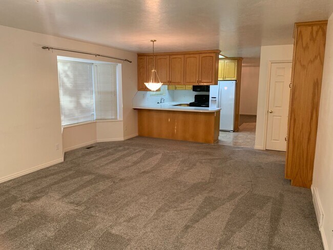 Photo - Lovely twinhome for rent.