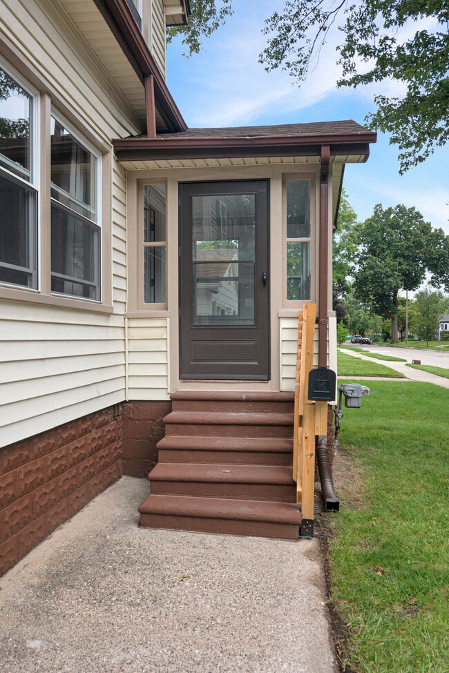 Photo - 1753 College St
