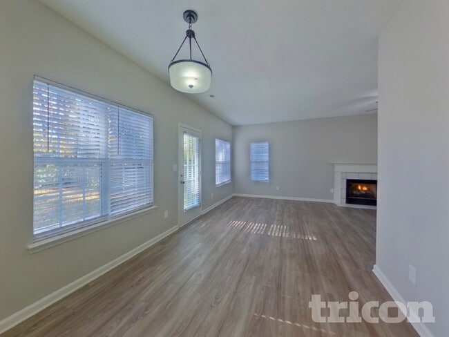 Photo - 1411 Hollythorne Dr