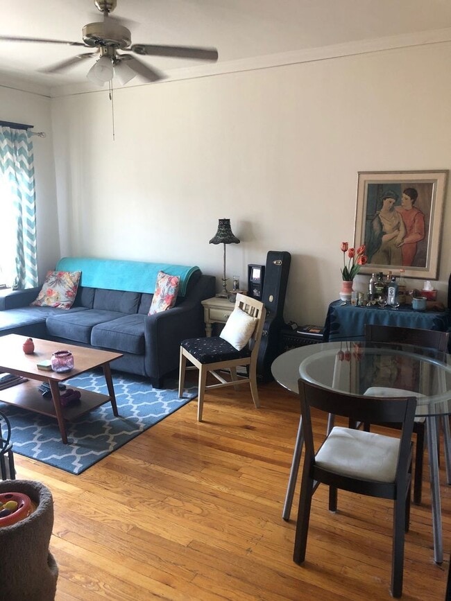 Photo - Sun-drenched Roscoe Village with sunny patio and yard Unidad 3504-2