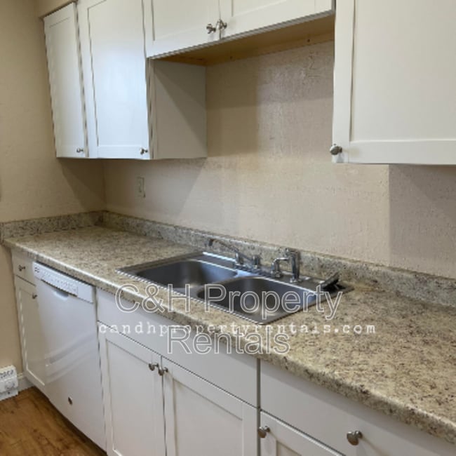 Photo - 405 Roxy Ln