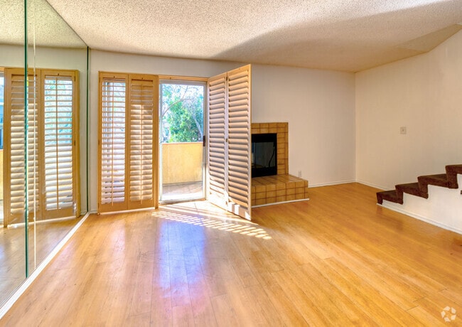 Building Photo - 1040 N Gardner St Unit #4 Rental