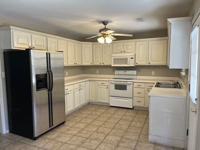 Photo - Introducing a charming 3-bedroom, 2-bathroom house located in the desirable area of Russellville,...