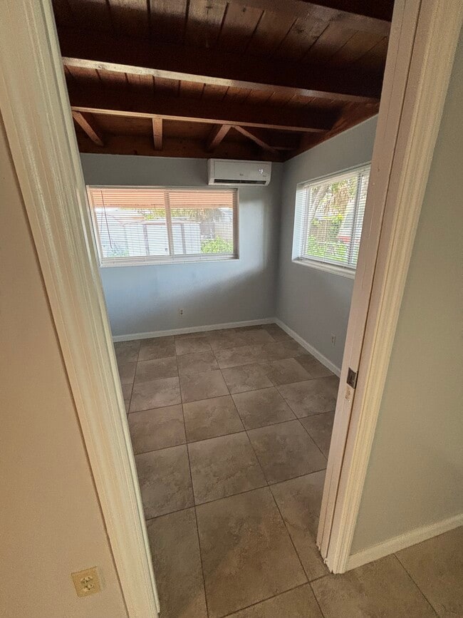 Bedroom - 5810 Hope St