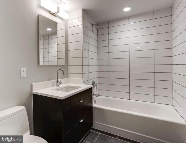 Building Photo - 1300 4th St SE Unit 902