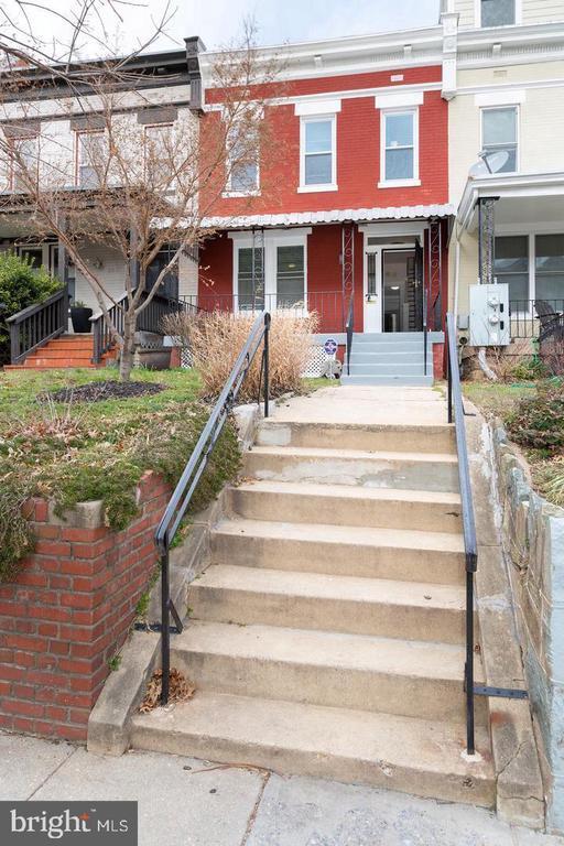 222 R St NE