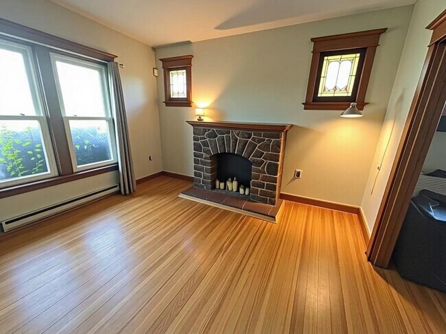 Photo - 2 Bedroom with Character and Charm on Second Level of Triplex Unité 2