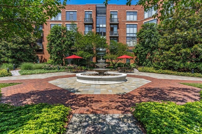 Building Photo - Modern Condo in Old Town Alexandria