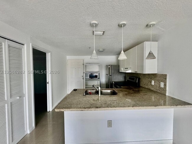 Building Photo - 218 SW 8th Ave Unit 303
