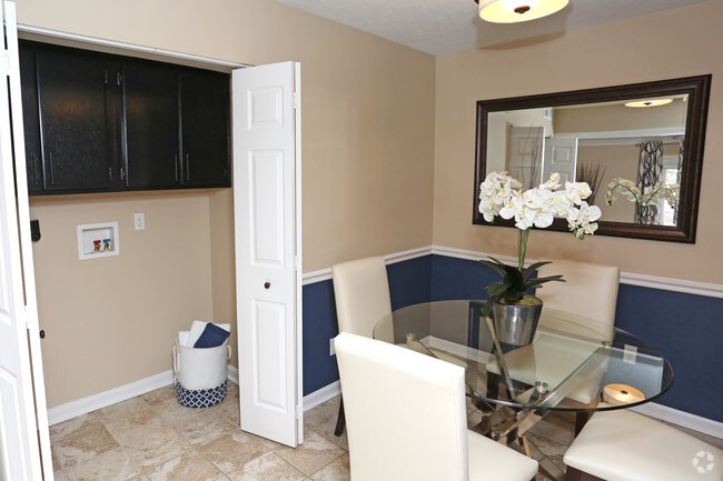 2BR, 1BA - 1000 SF - Dining Area and Laundry Hook Up