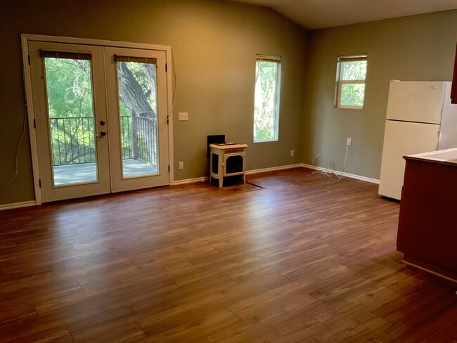 Private entrance, skylight windows, deck overlooks natural creek & oak trees. Park in garage - 85 Sherwood Dr Unit Studio