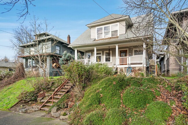 Photo - Charming 1-bdrm/1-bath in 1900s Victorian triplex—Prime location, shared laundry & yard Unidad 1