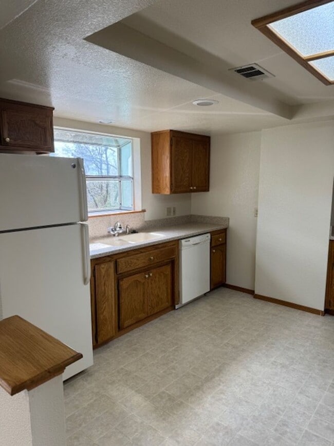 Photo - 3 Bedroom In Shasta View Neighborhood with Bonus room, sun room, gazebo and putting green!