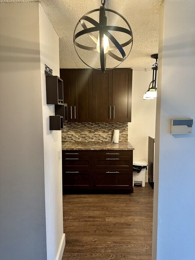 Photo - 9388-9128 128 St