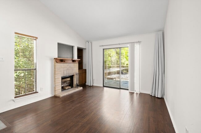 Building Photo - 3500 Tangle Brush Dr Unit 20