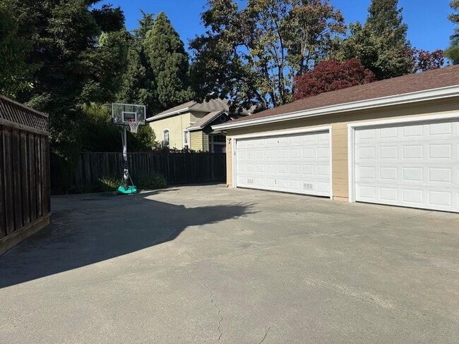 Photo - 686 Willowgate St