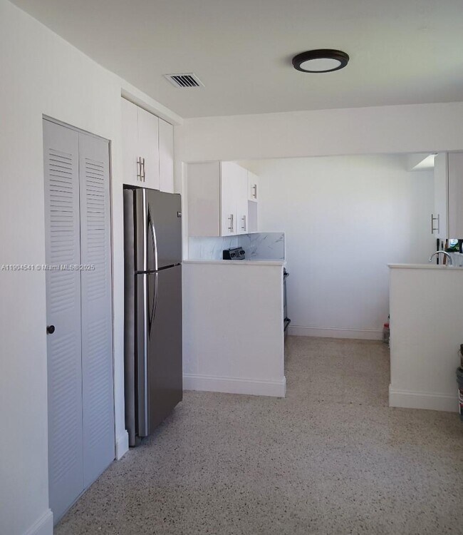 Photo - 380 Tamiami Canal Rd Unidad 380