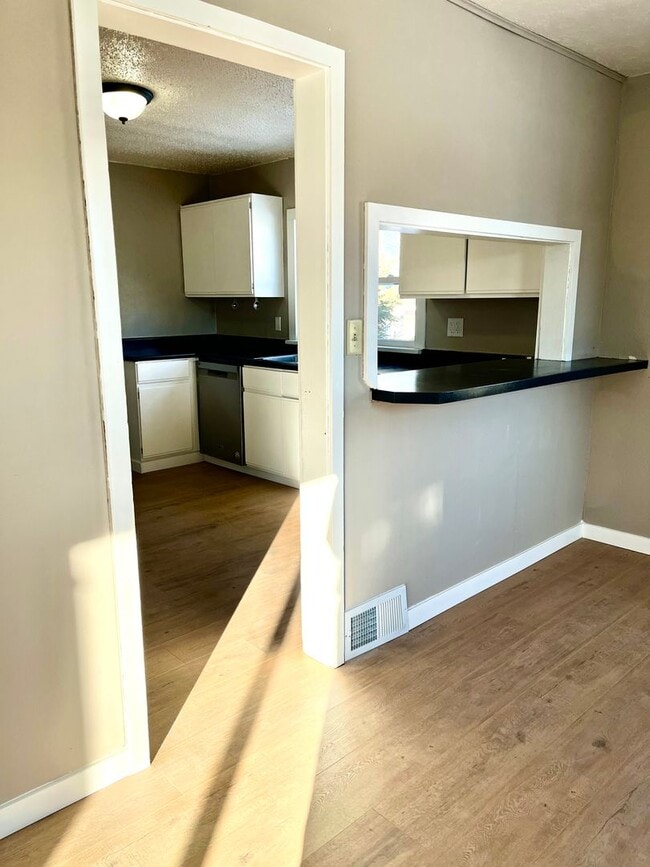 Building Photo - Beautiful 5 Bedroom, 2 bathroom Home
