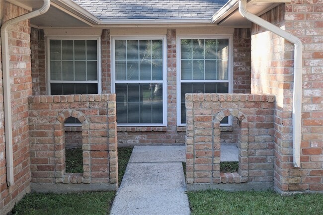 Building Photo - 2727 Tinechester Dr