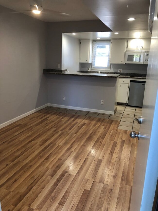Building Photo - Studio Apartment - North Hollywood -Move I... Unit 814-B1- single