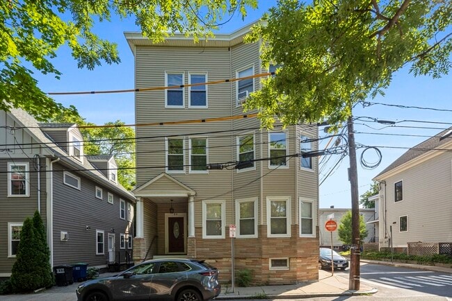 Building Photo - 84 Line St Unit 2