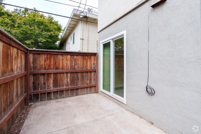 2BR, 1BA - 800SF - Patio