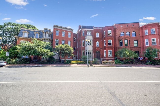 Building Photo - Available Now! 2 Bed/2 Bath With Parking I... Unit 3-1 Rental