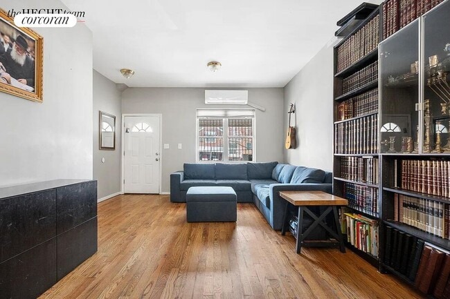 Photo - 52 E 55th St