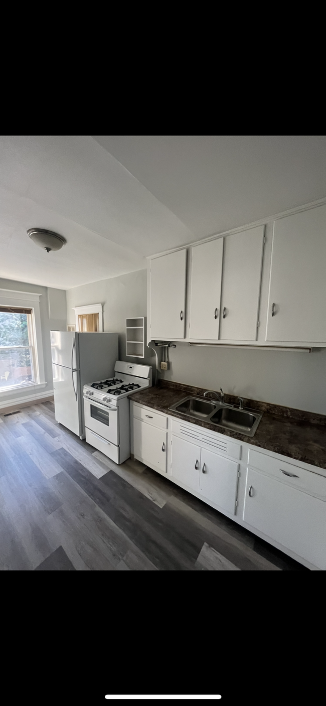 Building Photo - 364 College Ave Unit 2nd Floor Rental