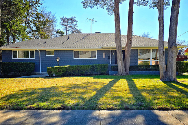 Photo - 2810 Bridal Wreath Ln House