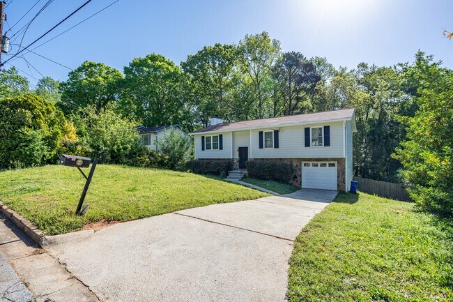 Photo - Stunningly renovated 4 bedroom 3 bathroom ...