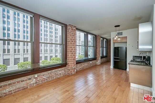 Building Photo - 460 S Spring St Rental