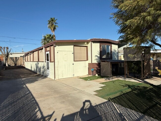 Building Photo - Cute 1.5 Bdrm w/ Toy Parking.