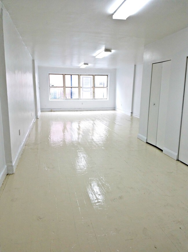 Photo - 354 W 37th St