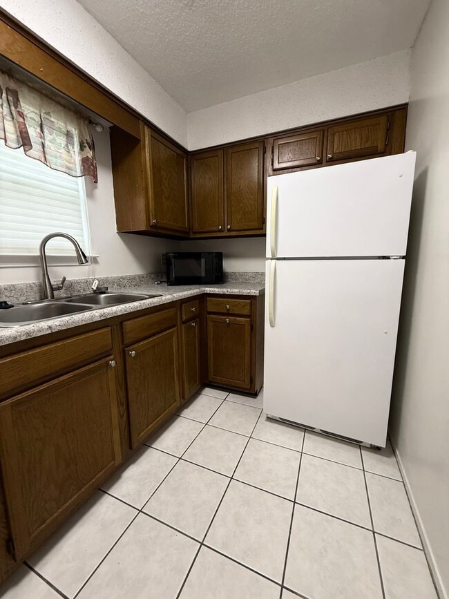 Building Photo - New Listing!