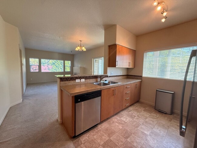 Photo - Spacious 2 Bedroom Condo in Hillsboro with Water/ Sewar & Garbage Included and 1 Car Garage!