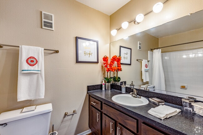 2 BR, 2 BA - 1,020SF