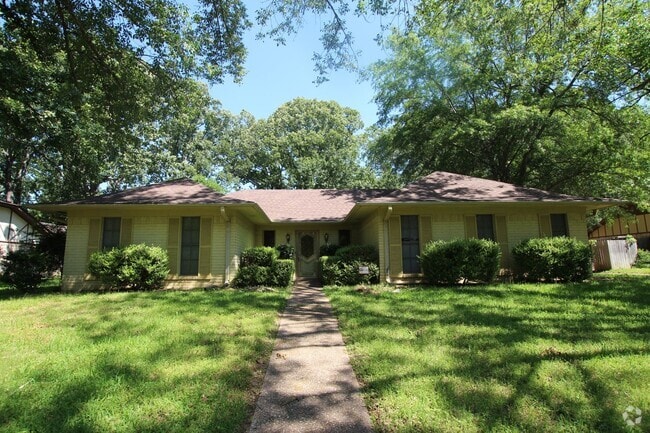 Building Photo - Beautiful 3 bedroom 2 bath home in the hea...
