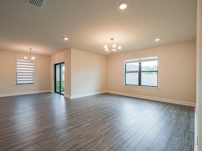 Photo - 5204 Jasper Square