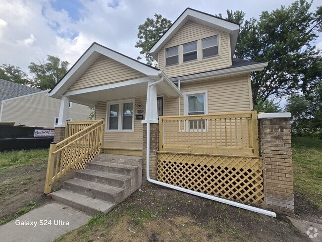 Building Photo - Beautifully Renovated 3-Bedroom Home – We ...