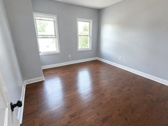 Building Photo - 307 W Broadway Unit 7