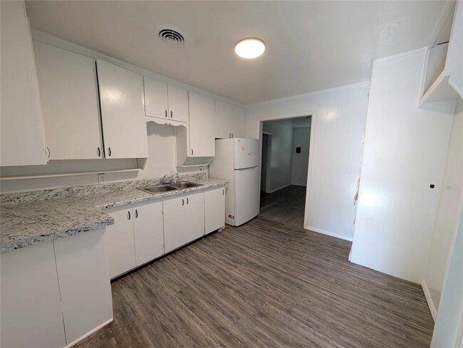 416 E Jarman Dr